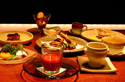 <em>《11月のコース料理 Bコース》</em><br />
食前のお愉しみ アミューズ・グール<br />
百合根が入ったフラン ズワイガニのビスクソース<br />
柿、カブラと季節野菜の彩りサラダ バルサミコ・ドレッシング<br />
フォワグラのソテーと海老芋のコロッケ ペリグーソース<br />
バターナッツのポタージュスープ<br />
甘鯛のカリカリポワレと紫芋のニョッキ ブールブランソース<br /><br />
“秋のジビエ” 欧州産 山鶉のロースト<br />そのジュと赤ワインのソース<br />
又は<br />
黒毛和牛フィレ肉 又は ロース肉のステーキ<br />
<br />
デザート<br />
コーヒー