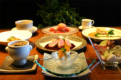 <span>※写真はイメージとなります</span><em>《1月のコース料理 Bコース》</em><br />
食前のお愉しみ アミューズ・グール<br />
百合根が入ったフラン スッポンの丸吸い仕立て<br />
<small>パルマ産生ハムと新春野菜の彩りサラダ</small><br />
<small>フォワグラのソテーと大根のオレンジ煮 グランマニエ風味ソース</small><br />
<big>男爵芋とトマトのクリームスープ 花菜を添えて</big><br />
甘鯛のカリカリポワレ 白ワインとトマトの二色ソース<br />
鳥取県産 イノシシロース肉のロースト ソース・ボルドレーズ<br />
又は<br />
<bold>・・・ プラス1,000円で ・・・</bold><br />
特選黒毛和牛 “ 花乃牛 ” のステーキ取り合わせ<br />
<br />
デザート<br />
コーヒー