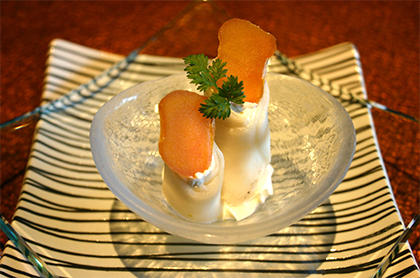 <br /><br />食前のお愉しみ アミューズ・グール<br /><br />ルガール・チーズと自家製千枚漬けの門松見立て<br />ボッタルガ飾り