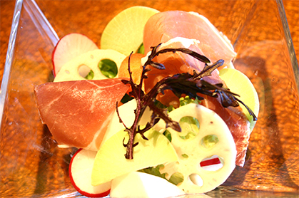 <br /><br />パルマ産生ハムと新春野菜の彩りサラダ