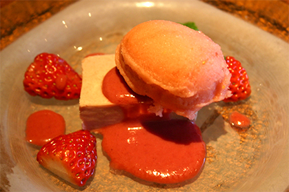 <br /><br />デザートの取り合わせ<br /><br />フランボワーズとホワイトチョコのテリーヌ<br />イチゴのシャーベット