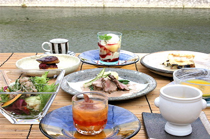<span>※写真はイメージとなります</span><em>《5月のコース料理 Bコース》</em><br />
食前のお愉しみ アミューズ・グール<br />
長芋が入ったフラン フカヒレの上湯ソース<br />
初夏野菜のマリネと季節の彩りサラダ<br />
フォワグラのソテーとキノコのキッシュ バニュルス風味<br />
赤パプリカのクリームスープ<br />
甘鯛のカリカリポワレ 新緑のブール・ヴェール<br />
ブルターニュ産仔牛フィレ肉のソテー ソース・クレームボルドレーズ<br />
又は<br />
<bold>・・・ プラス1,000円で ・・・</bold><br />
特選黒毛和牛 “ 花乃牛 ” のステーキ取り合わせ<br />
<br />
デザート<br />
コーヒー