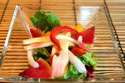 <br /><br />初夏野菜のマリネと季節の彩りサラダ