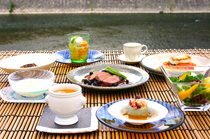 <!-- <span>※写真はイメージとなります</span> --><em>《8月のコース料理 Bコース》</em><br />
食前のお愉しみ アミューズ・グール<br />
白クワイが入ったフラン フカヒレの上湯スープ<br />
夏野菜の彩りサラダ 和風ドレッシング<br />
三河産 うなぎの赤ワイン風味蒲焼き サフランのリゾットを添えて<br />
冬瓜の冷たいスープ<br />
甘鯛のカリカリポワレとラタトゥイユ ソース・クーリ ド トマト<br />
京鴨ロースのロースト カシスソース<br />
又は<br />
<bold>・・・ プラス1,000円で ・・・</bold><br />
特選黒毛和牛 “ 花乃牛 ” のステーキ取り合わせ<br />
<br />
デザート<br />
コーヒー