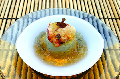 <br /><br />食前のお愉しみ アミューズ・グール<br /><br />京丹波産 夏ずきんのブランマンジェと<br />オマールブルーのコンソメジュレ<br />