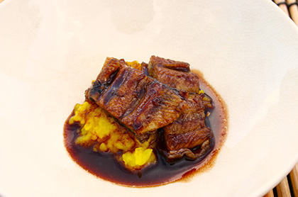 <br /><br />三河産 うなぎの赤ワイン風味蒲焼き<br />サフランのリゾットを添えて