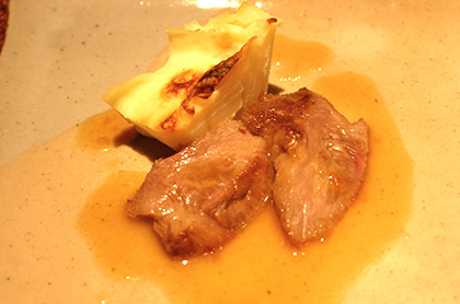 <br /><br />“花乃牛”ウチヒラ肉のローストとサヴォヤード<br />レフォールソース