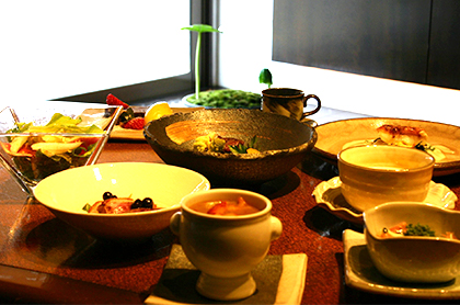 <em>《1月のコース料理 Bコース》</em><br />
食前のお愉しみ アミューズ・グール<br />
‟インカのめざめ”が入ったフラン オマール海老のビスクスープ<br />
魚沼産うるいと季節野菜の彩りサラダ ミモレット風味<br />
京鴨ロースと九条ねぎのアラクレーム カシスソース<br />
京かぶらのポタージュスープ<br />
甘鯛のカリカリポワレ 山菜が入ったソース・エミリューション<br />
特選黒毛和牛“花乃牛”バラ肉の赤ワイン煮込み<br />
又は<br />
<bold>・・・ プラス1,000円で ・・・</bold><br />
特選黒毛和牛 “ 花乃牛 ” のステーキ取り合わせ<br />
<br />
デザート<br />
コーヒー