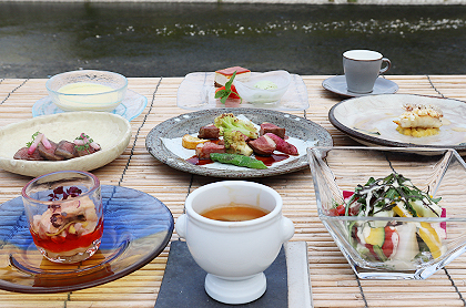 <em>《6月のコース料理 Bコース》</em><br />
食前のお愉しみ アミューズ・グール<br />
白クワイが入ったフラン フカヒレとミニ青梗菜のあんかけスープ<br />
季節野菜の彩りサラダ ミモレットのシーザードレッシング<br />
黒毛和牛イチボ肉のカルパッチョ仕立て ポートワインソース<br />
スウィートコーンの冷たいクリームスープ <br />
甘鯛のカリカリポワレ オゼイユ風味の白ワインソース<br />
京鴨のロースト ブラッドオレンジのビガラードソース<br />
又は<br />
<bold>・・・ プラス1,000円で ・・・</bold><br />
特選黒毛和牛 “花乃牛” のステーキ取り合わせ<br />
<br />
デザート<br />
コーヒー