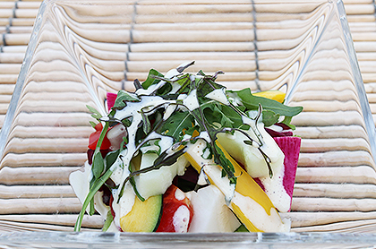 <br /><br />季節野菜の彩りサラダ ミモレットのシーザードレッシング<br />