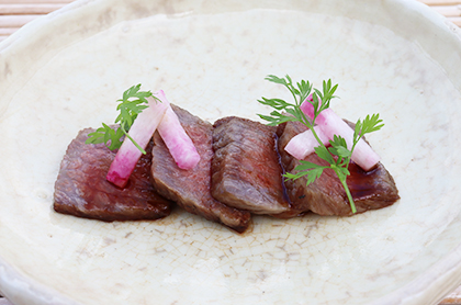 <br /><br />黒毛和牛イチボ肉のカルパッチョ仕立て ポートワインソース<br />