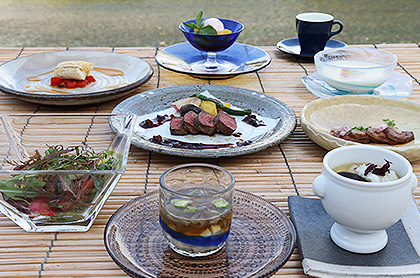 <em>《7月のコース料理 Bコース》</em><br />
食前のお愉しみ アミューズ・グール<br />
百合根が入ったフラン 牡丹鱧と大黒本シメジの清汁仕立て<br />
季節野菜の彩りサラダ 梅肉風味の和風ドレッシング<br />
黒毛和牛希少部位肉のカルパッチョ仕立て 柚子胡椒風味<br />
ポテトの冷たいクリームスープ “ ヴィシソワーズ ” <br />
甘鯛のカリカリポワレとラタトゥイユ ソース・サフラネ<br />
但馬産 夏鹿ロース肉のロースト ミックスベリーソース<br />
又は<br />
<bold>・・・ プラス1,000円で ・・・</bold><br />
特選黒毛和牛 “花乃牛” のステーキ取り合わせ<br />
<br />
デザート<br />
コーヒー