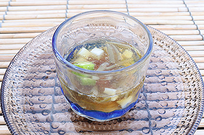 <br /><br />食前のお愉しみ アミューズ・グール<br />フォワグラのムース ジュンサイと香味野菜のコンソメジュレ<br />