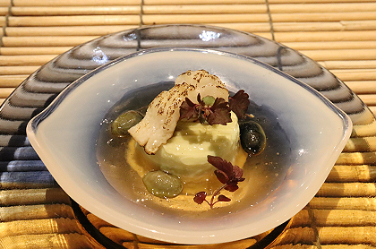 <br /><br />食前のお愉しみ アミューズ・グール<br />京丹波産“夏ずきん”のブランマンジェと炙り鱧のコンソメジュレ<br />