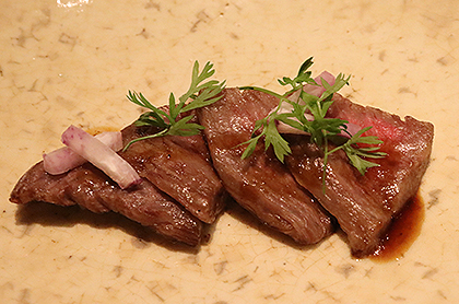 <br /><br />黒毛和牛希少部位肉のカルパッチョ仕立て バルサミコ・ポン酢ソース<br />