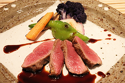 <br /><br />ニュージーランド産 仔羊ロース肉のロースト 香草風味の赤ワインソース<br />
