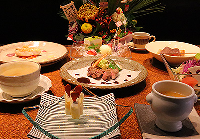 <em>《1月のコース料理　Bコース》</em><br />
食前のお愉しみ アミューズ・グール<br />
百合根が入ったフラン スッポンの清汁仕立て<br />
京都府産 花菜と季節野菜の彩りサラダ 胡麻ドレッシング<br />
黒毛和牛イチボ肉のカルパッチョ仕立て グレービーソース<br />
新春野菜のクリームスープ 白味噌風味<br />
甘鯛のカリカリポワレと“インカのめざめ”のドフィノワ 二色のソース<br />
平戸産 イノシシ肉のグリエ 黒胡椒風味の赤ワインソース<br />
又は<br />
<bold>・・・ プラス1,000円で ・・・</bold><br />
特選黒毛和牛 “花乃牛” のステーキ取り合わせ<br />
<br />
デザート<br />
コーヒー