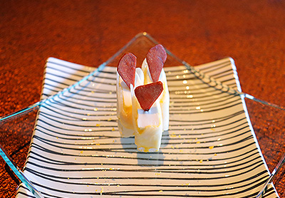 <br /><br />食前のお愉しみ アミューズ・グール<br />自家製千枚漬けとルガールチーズの門松見立て<br />