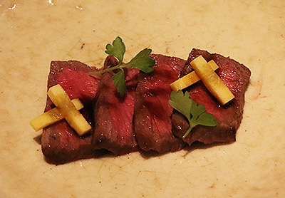 <br /><br />黒毛和牛イチボ肉のカルパッチョ仕立て グレービーソース<br />