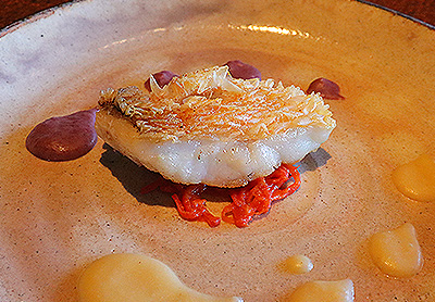<br /><br />甘鯛のカリカリポワレと“インカのめざめ”のドフィノワ 二色のソース<br />