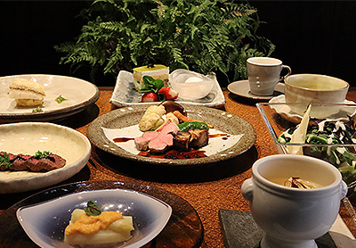 <em>《4月のコース料理　Bコース》</em><br />
食前のお愉しみ アミューズ・グール<br />
空豆が入ったフラン 湯葉巻き桜鯛の潮仕立て<br />
京都府産若筍と季節野菜の彩りサラダ クリームドレッシング<br />
宮崎県坂元牛イチボ肉のカルパッチョ仕立て バルサミコ風味<br />
うすいえんどう豆のクリームスープ “サン‐ジェルマン”<br />
甘鯛のカリカリポワレとハッシュドポテト 和ハーブのブールブランソース<br />
京都ポークフィレ肉とフォワグラのロッシーニ風 ペリグーソース<br />
又は<br />
<bold>・・・ プラス1,000円で ・・・</bold><br />
特選黒毛和牛 “花乃牛” のステーキ取り合わせ<br />
<br />
デザート<br />
コーヒー