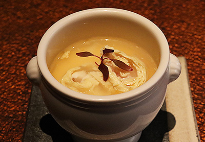 <br /><br />空豆が入ったフラン 湯葉巻き桜鯛の潮仕立て<br />