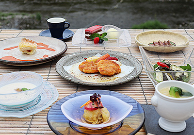 <em>《6月のコース料理　Bコース》</em><br />
食前のお愉しみ アミューズ・グール<br />
白クワイが入ったフラン フカヒレとミニ青梗菜の上湯スープ<br />
初夏野菜の彩りサラダ 柚子風味の和風ドレッシング<br />
黒毛和牛 希少部位肉のカルパッチョ仕立て レフォール風味<br />
ポテトとコンソメジュレの冷たいスープ “パリソワーズ”<br />
甘鯛のカリカリポワレとドフィノワ クリームトマトソース<br />
ブルターニュ産仔牛フィレ肉のウィンナーシュニッツェル風<br />
又は<br />
<bold>・・・ プラス1,000円で ・・・</bold><br />
特選黒毛和牛 “花乃牛” のステーキ取り合わせ<br />
<br />
デザート<br />
コーヒー