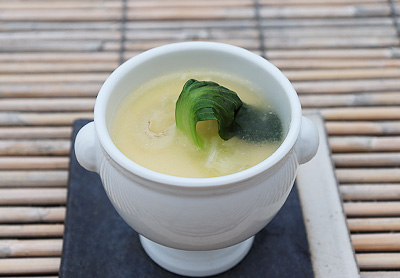 <br /><br />白クワイが入ったフラン フカヒレとミニ青梗菜の上湯スープ<br />