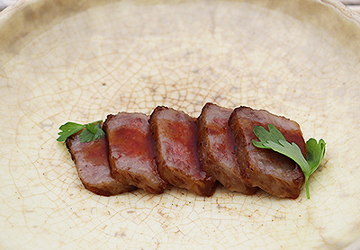 <br /><br />黒毛和牛 希少部位肉のカルパッチョ仕立て レフォール風味<br />