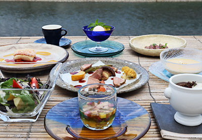 <em>《7月のコース料理　Bコース》</em><br />
食前のお愉しみ アミューズ・グール<br />
百合根が入ったフラン 牡丹鱧と大黒本シメジの清汁仕立て<br />
アメーラトマトと夏野菜の彩りサラダ シーザードレッシング<br />
黒毛和牛 希少部位肉のカルパッチョ仕立て 柚子胡椒風味<br />
スウィートコーンの冷たいクリームスープ<br />
甘鯛のカリカリポワレとラタトゥイユ ソース・オ・サフラン<br />
京鴨ロースのロースト ブラッドオレンジのビガラードソース<br />
又は<br />
<bold>・・・ プラス1,000円で ・・・</bold><br />
特選黒毛和牛 “花乃牛” のステーキ取り合わせ<br />
<br />
デザート<br />
コーヒー