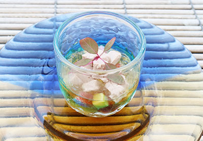 <br /><br />食前のお愉しみ アミューズ・グール<br />フォワグラムースとコンカッセ香味野菜の コンソメ・アスピック<br />