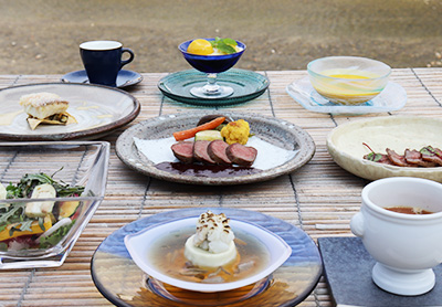 <em>《8月のコース料理　Bコース》</em><br />
食前のお愉しみ アミューズ・グール<br />
三河産仔うなぎと蓮根、百合根のフラン 山椒風味の鰻ダレあん<br />
泉州産水茄子と夏野菜の彩りサラダ 胡麻ドレッシング<br />
黒毛和牛 イチボ肉のカルパッチョ仕立て バルサミコソース<br />
栗マロン南瓜の冷たいクリームスープ シナモンの香り<br />
甘鯛のカリカリポワレと加茂茄子のトルティーヤ ベルモットソース<br />
但馬産 夏鹿ロース肉のロースト ソース・グランヴヌール<br />
又は<br />
<bold>・・・ プラス1,000円で ・・・</bold><br />
特選黒毛和牛 “花乃牛” のステーキ取り合わせ<br />
<br />
デザート<br />
コーヒー