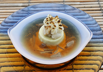 <br /><br />食前のお愉しみ アミューズ・グール<br />炙り鱧と夏ずきんのブランマンジェ 順才のコンソメジュレ<br />