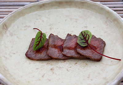 <br /><br />黒毛和牛 イチボ肉のカルパッチョ仕立て バルサミコソース<br />
