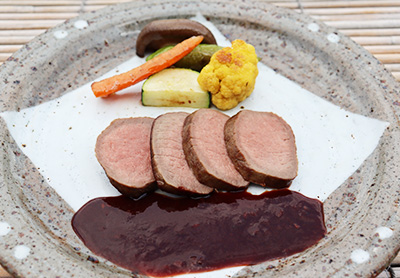 <br /><br />但馬産 夏鹿ロース肉のロースト ソース・グランヴヌール<br />
