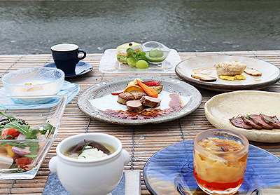 <em>《9月のコース料理　Bコース》</em><br />
食前のお愉しみ アミューズ・グール<br />
紫ずきんが入ったフラン 牡丹鱧と大黒本シメジの清汁仕立て<br />
季節野菜の彩りサラダ サウザンドアイランドドレッシング<br />
黒毛和牛 イチボ肉のカルパッチョ仕立て レフォール風味<br />
紅はるかの冷たいクリームスープ<br />
甘鯛のカリカリポワレ ポルチーニのクリームソース<br />
京都ポークフィレ肉とフォワグラのロッシーニ風 トリュフの香り<br />
又は<br />
<bold>・・・ プラス1,000円で ・・・</bold><br />
特選黒毛和牛 “花乃牛” のステーキ取り合わせ<br />
<br />
デザート<br />
コーヒー
