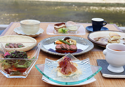 <em>《10月のコース料理　Bコース》</em><br />
食前のお愉しみ アミューズ・グール<br />
銀杏が入ったフラン オマール海老とインカのめざめのビスクスープ<br />
いろいろ根菜と季節野菜の彩りサラダ 和風柚子ドレッシング<br />
黒毛和牛 イチボ肉のカルパッチョ仕立て グレービーソース<br />
いろいろキノコのクリームスープ トリュフの香り<br />
甘鯛のカリカリポワレと蓮根餅 ブールノワゼット<br />
ニュージーランド産仔羊ロース肉のロースト ソース・ヴァンルージュ<br />
又は<br />
<bold>・・・ プラス1,000円で ・・・</bold><br />
特選黒毛和牛 “花乃牛” のステーキ取り合わせ<br />
<br />
デザート<br />
コーヒー