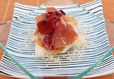 <br /><br />食前のお愉しみ アミューズ・グール<br />バイヨンヌ産生ハムとラ・フランスの取り合わせ ミモレットの彩り<br />