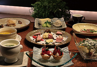 <em>《11月のコース料理　Bコース》</em><br />
食前のお愉しみ アミューズ・グール<br />
白クワイが入ったフラン フカヒレとミニ青梗菜の上湯あんスープ<br />
いろいろ根菜と季節野菜の彩りシーザーサラダ<br />
黒毛和牛 イチボ肉のカルパッチョ仕立て 柚子胡椒風味<br />
栗マロン南瓜のクリームスープ シナモンの香り<br />
甘鯛のカリカリポワレと海老芋のドフィノワ シャンピニオンソース<br />
京鴨ロース肉のロースト 蜂蜜風味の赤ワインソース
<br />
又は<br />
<bold>・・・ プラス1,000円で ・・・</bold><br />
特選黒毛和牛 “花乃牛” のステーキ取り合わせ<br />
<br />
デザート<br />
コーヒー
